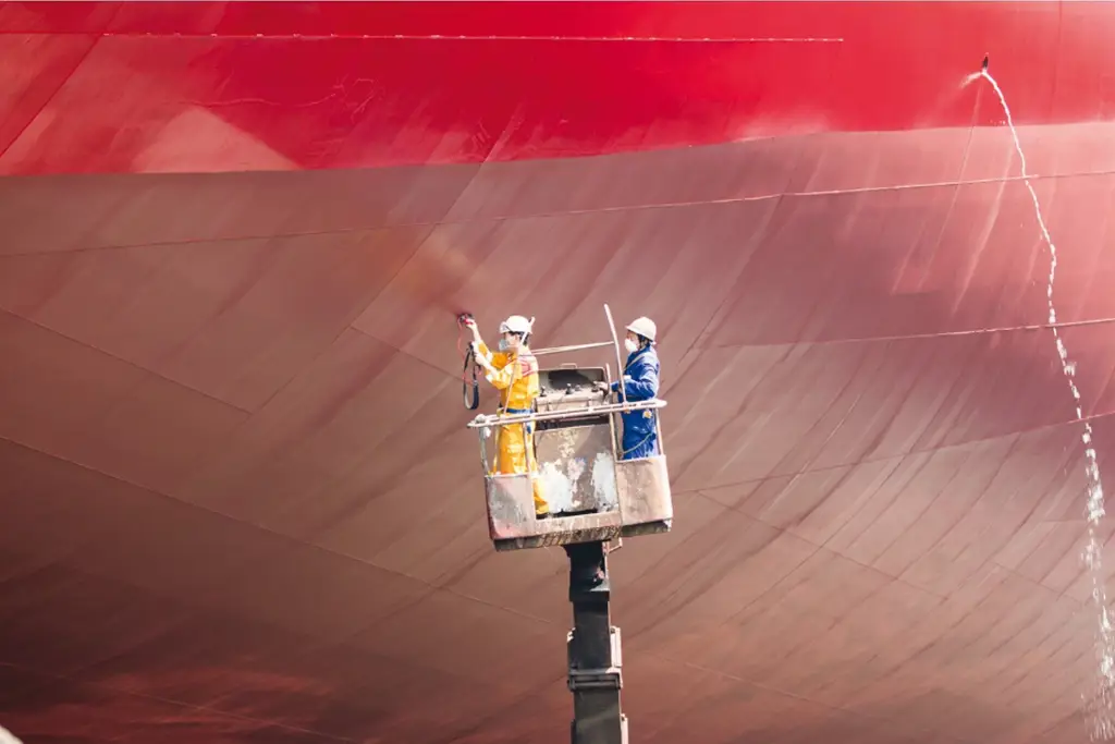 2 applicators painting hull