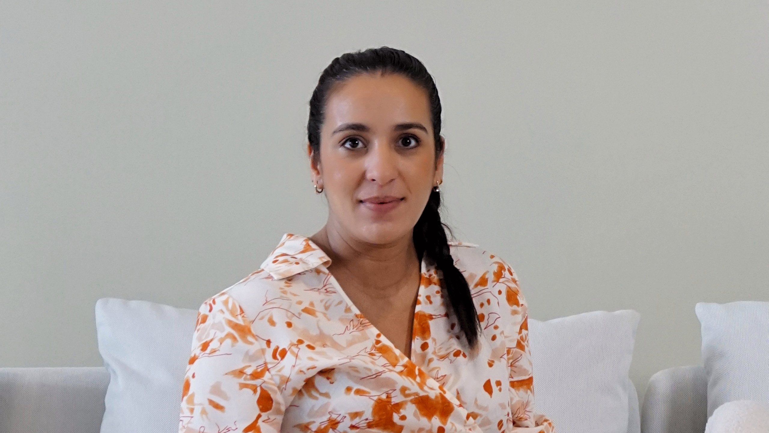 Pregnant woman sitting in a sofe